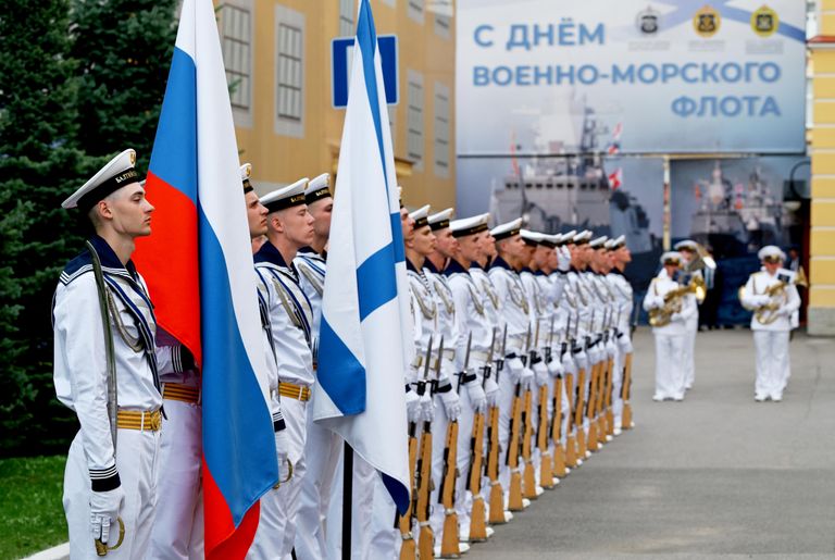 Почетный караул у Главного Адмиралтейства в Санкт-Петербурге в День Военно-морского флота Почетный караул у Главного Адмиралтейства в Санкт-Петербурге в День Военно-морского флота