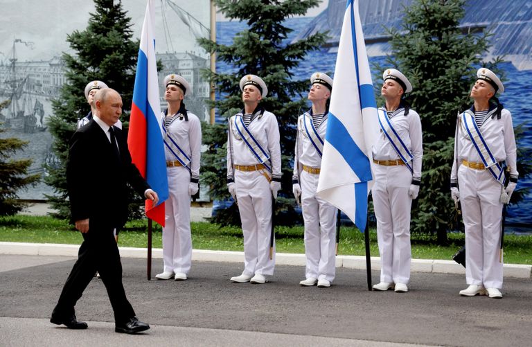 Президент РФ, верховный главнокомандующий ВС РФ Владимир Путин прибыл к Главному Адмиралтейству в Санкт-Петербурге, где проведет встречу с командованием в День Военно-морского флота Президент РФ, верховный главнокомандующий ВС РФ Владимир Путин прибыл к Главному Адмиралтейству в Санкт-Петербурге, где проведет встречу с командованием в День Военно-морского флота
