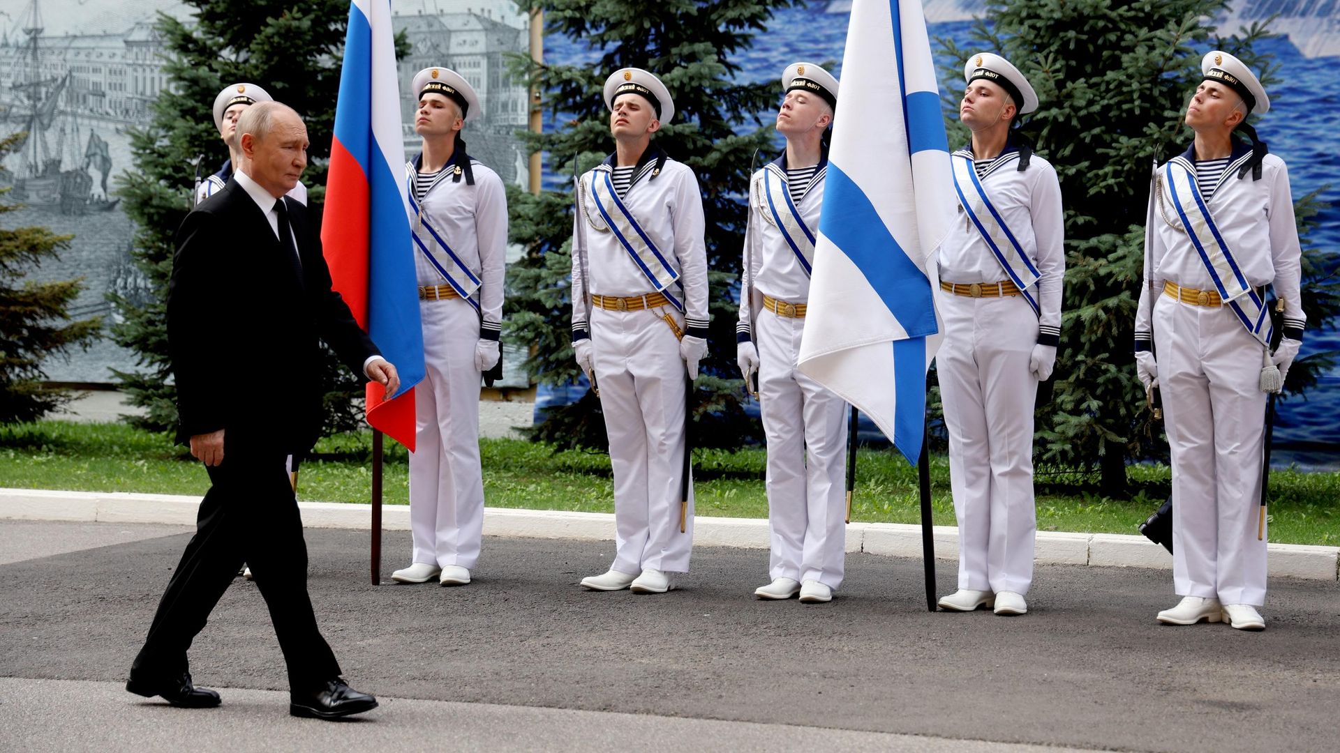 Президент РФ, верховный главнокомандующий ВС РФ Владимир Путин прибыл к Главному Адмиралтейству в Санкт-Петербурге, где проведет встречу с командованием в День Военно-морского флота - РИА Новости, 1920, 26.07.2026