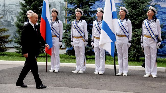 Президент РФ, верховный главнокомандующий ВС РФ Владимир Путин прибыл к Главному Адмиралтейству в Санкт-Петербурге, где проведет встречу с командованием в День Военно-морского флота