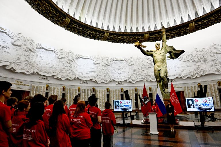 Активисты Волонтерской роты во время праздничных мероприятий в Музее Победы на Поклонной Горе в Москве, приуроченных ко Дню Военно-морского флота Активисты Волонтерской роты во время праздничных мероприятий в Музее Победы на Поклонной Горе в Москве, приуроченных ко Дню Военно-морского флота