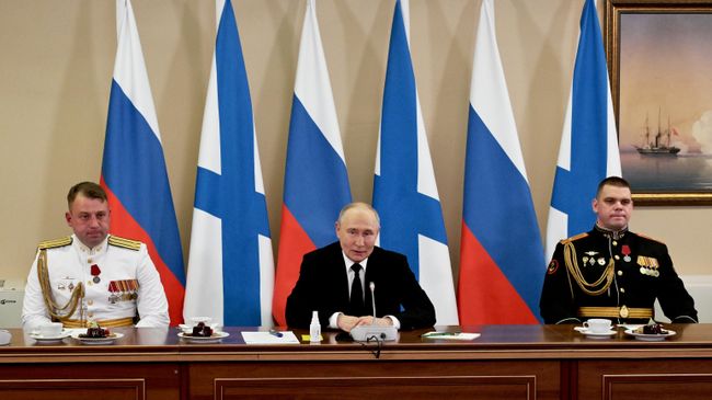 Президент РФ, верховный главнокомандующий ВС РФ Владимир Путин на праздничном приеме в Главном Адмиралтействе в Санкт-Петербурге в честь Дня Военно-морского флота