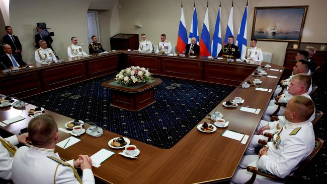 Президент РФ, верховный главнокомандующий ВС РФ Владимир Путин и военнослужащие ВМФ на праздничном приеме в Главном Адмиралтействе в Санкт-Петербурге в честь Дня Военно-морского флота