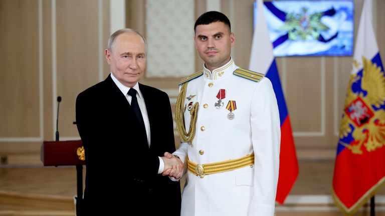 Президент РФ, верховный главнокомандующий ВС РФ Владимир Путин и командир авиационного звена авиационной эскадрильи 4-го смешанного гвардейского авиационного полка 34-й смешанной авиационной дивизии Балтийского флота Андрей Пустовой Президент РФ, верховный главнокомандующий ВС РФ Владимир Путин и командир авиационного звена авиационной эскадрильи 4-го смешанного гвардейского авиационного полка 34-й смешанной авиационной дивизии Балтийского флота Андрей Пустовой