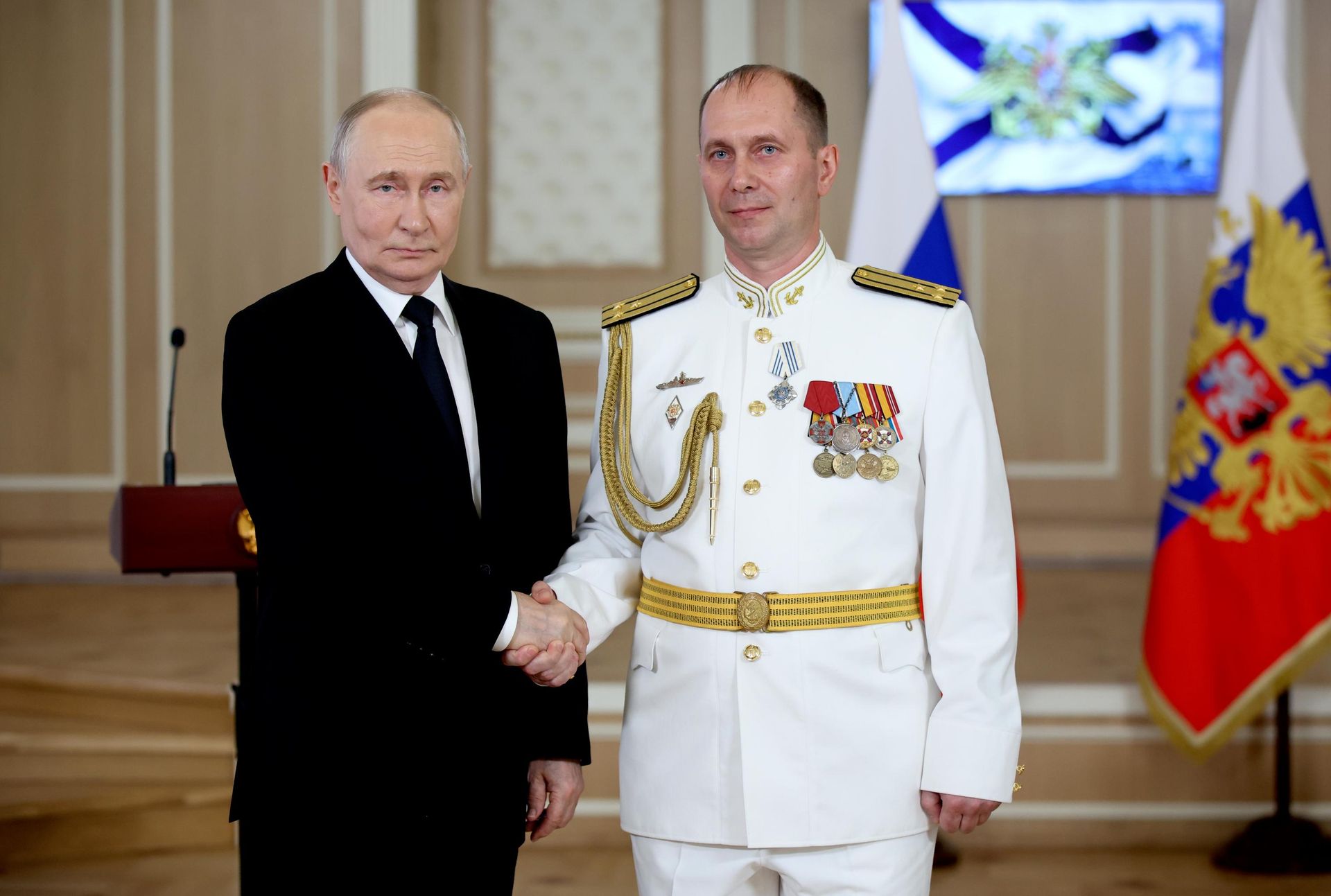 Президент РФ, верховный главнокомандующий ВС РФ Владимир Путин и командир 36-й дивизии надводных кораблей Приморской флотилии разнородных сил Тихоокеанского флота Алексей Ульяненко Президент РФ, верховный главнокомандующий ВС РФ Владимир Путин и командир 36-й дивизии надводных кораблей Приморской флотилии разнородных сил Тихоокеанского флота Алексей Ульяненко - РИА Новости, 1920, 26.07.2026