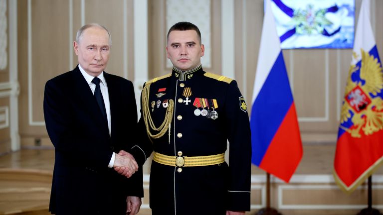 Президент РФ, верховный главнокомандующий ВС РФ Владимир Путин и командир отделения десантно-штурмового батальона 61-й отдельной гвардейской бригады морской пехоты Северного флота Юрий Малофеев Президент РФ, верховный главнокомандующий ВС РФ Владимир Путин и командир отделения десантно-штурмового батальона 61-й отдельной гвардейской бригады морской пехоты Северного флота Юрий Малофеев