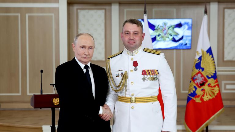 Президент РФ, верховный главнокомандующий ВС РФ Владимир Путин и командир большой подводной лодки Б-261 Новороссийск 4-й бригады подводных лодок Новороссийской военно-морской базы Черноморского флота Игорь Шведа Президент РФ, верховный главнокомандующий ВС РФ Владимир Путин и командир большой подводной лодки Б-261 Новороссийск 4-й бригады подводных лодок Новороссийской военно-морской базы Черноморского флота Игорь Шведа