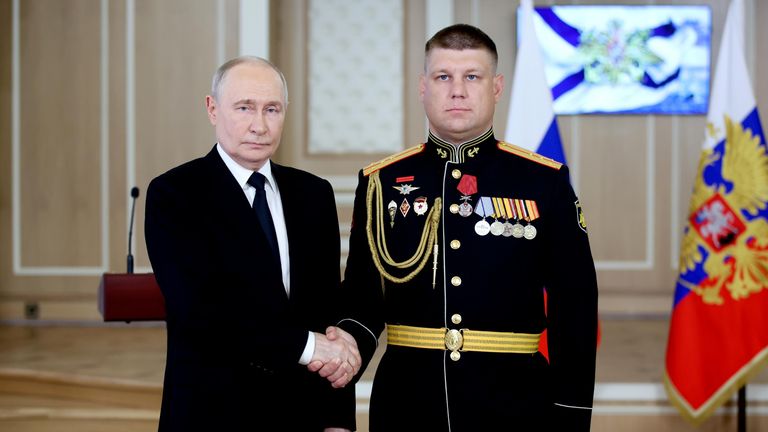Президент РФ, верховный главнокомандующий ВС РФ Владимир Путин и командир батареи 336-го полка морской пехоты 120-й гвардейской дивизии морской пехоты Балтийского флота Егор Борко Президент РФ, верховный главнокомандующий ВС РФ Владимир Путин и командир батареи 336-го полка морской пехоты 120-й гвардейской дивизии морской пехоты Балтийского флота Егор Борко