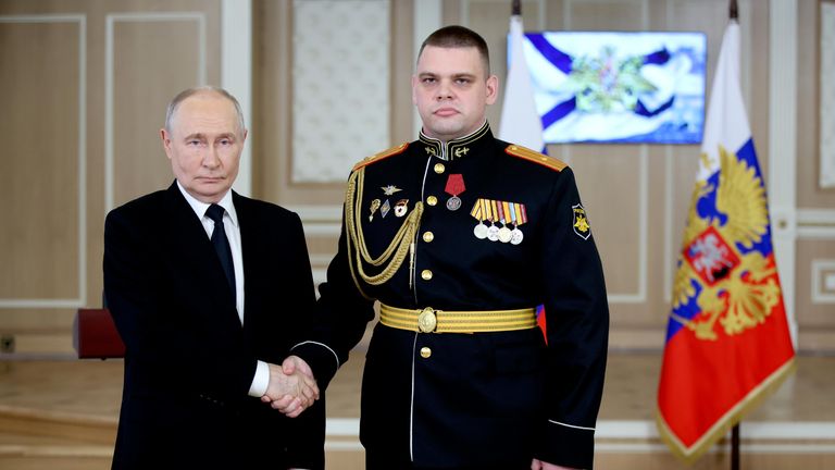 Президент РФ, верховный главнокомандующий ВС РФ Владимир Путин и командир штурмовой роты батальона морской пехоты 145-го полка морской пехоты 810-й гвардейской отдельной бригады морской пехоты Черноморского флота Олег Соломаха Президент РФ, верховный главнокомандующий ВС РФ Владимир Путин и командир штурмовой роты батальона морской пехоты 145-го полка морской пехоты 810-й гвардейской отдельной бригады морской пехоты Черноморского флота Олег Соломаха