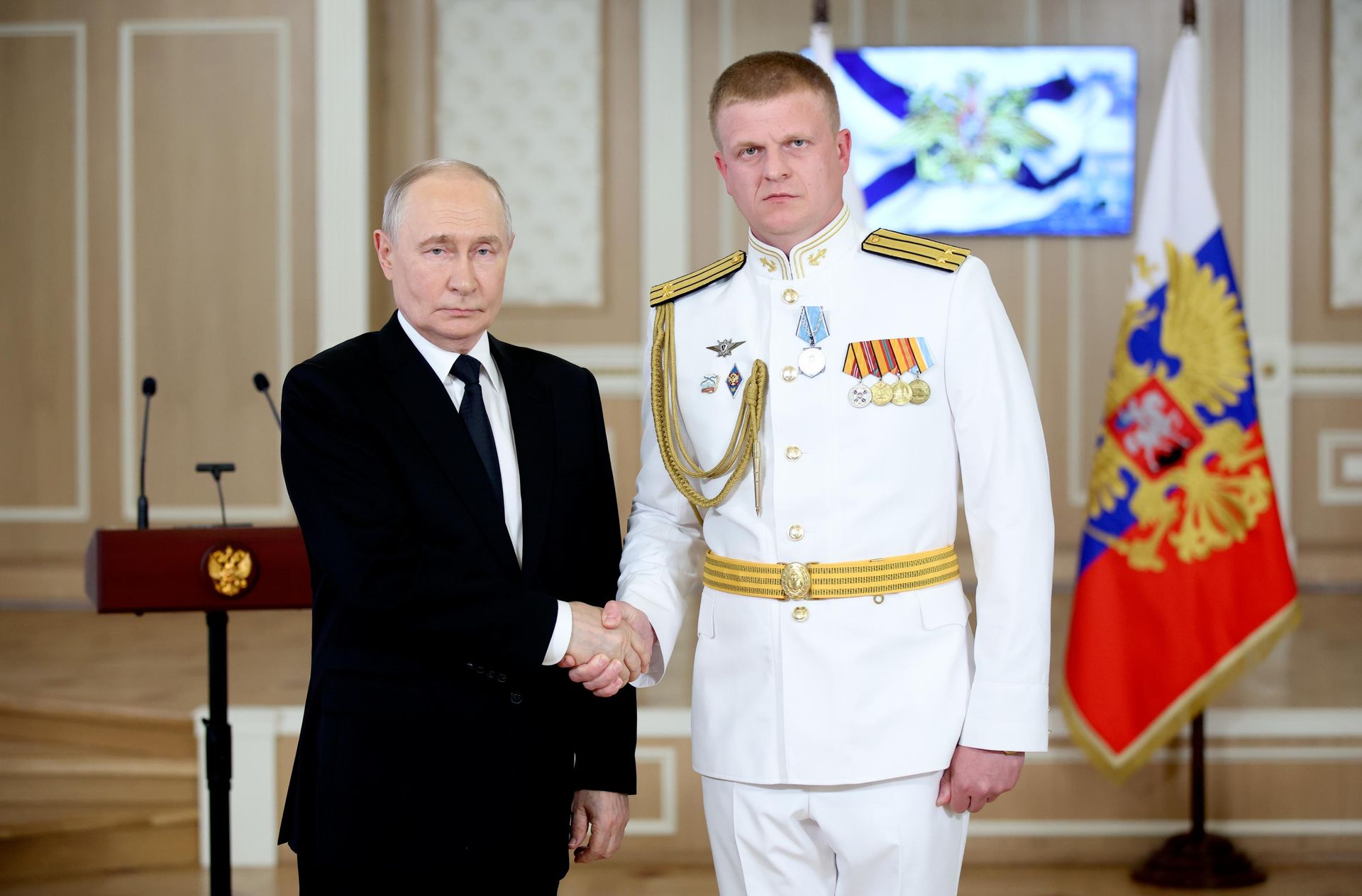 Президент РФ, верховный главнокомандующий ВС РФ Владимир Путин и командир электромеханической боевой части 266-го экипажа крейсерской атомной подводной лодки 24-й дивизии подводных лодок подводных сил Северного флота Николай Харций Президент РФ, верховный главнокомандующий ВС РФ Владимир Путин и командир электромеханической боевой части 266-го экипажа крейсерской атомной подводной лодки 24-й дивизии подводных лодок подводных сил Северного флота Николай Харций - РИА Новости, 1920, 26.07.2026