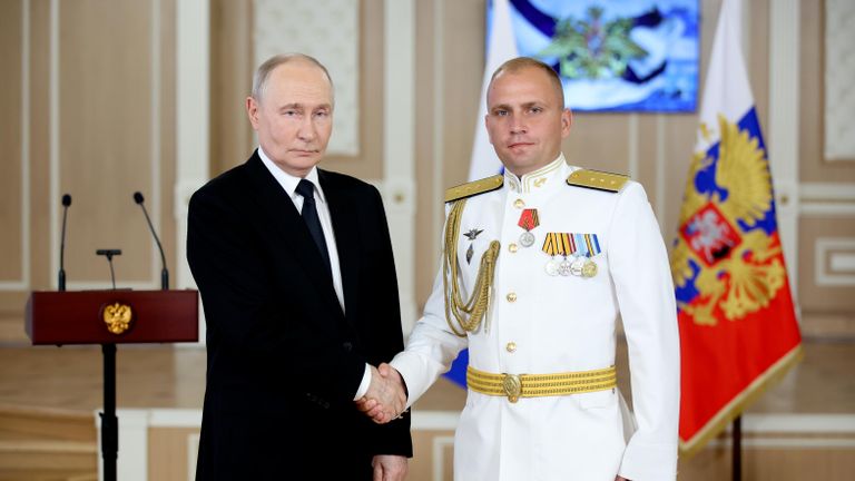 Президент РФ, верховный главнокомандующий ВС РФ Владимир Путин и техник боевой части малого противолодочного корабля Ейск 184-й бригады Новороссийской военно-морской базы Черноморского флота Владимир Исаев Президент РФ, верховный главнокомандующий ВС РФ Владимир Путин и техник боевой части малого противолодочного корабля Ейск 184-й бригады Новороссийской военно-морской базы Черноморского флота Владимир Исаев