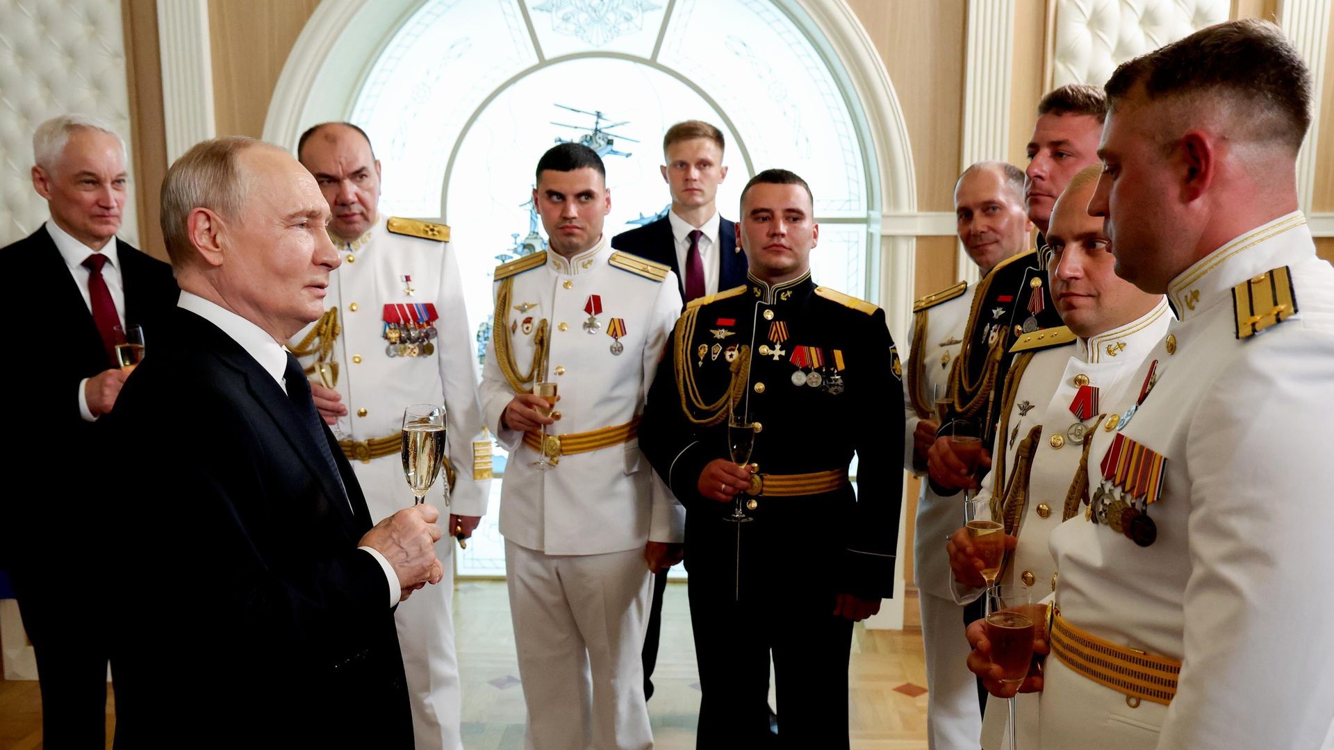 Президент РФ, верховный главнокомандующий ВС РФ Владимир Путин и отмеченные госнаградами военнослужащие Военно-морского флота РФ на торжественном мероприятии в День ВМФ. 26 июля 2026 Президент РФ, верховный главнокомандующий ВС РФ Владимир Путин и отмеченные госнаградами военнослужащие Военно-морского флота РФ на торжественном мероприятии в День ВМФ. 26 июля 2026 - РИА Новости, 1920, 26.07.2026
