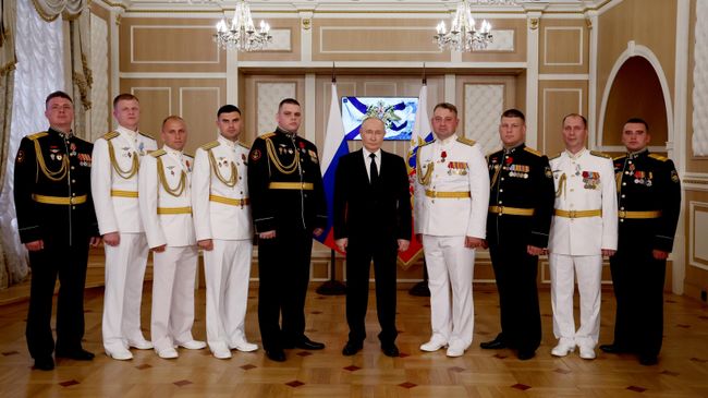 Путин награждает военнослужащих ВМФ госнаградами