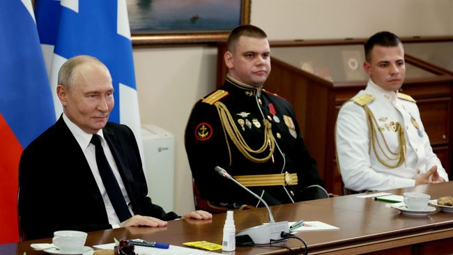 Президент РФ, верховный главнокомандующий ВС РФ Владимир Путин на праздничном приеме в Главном Адмиралтействе в Санкт-Петербурге в честь Дня Военно-морского флота