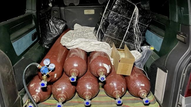 Баллоны для метеошара, изъятые у контрабандистов в Калининградской области