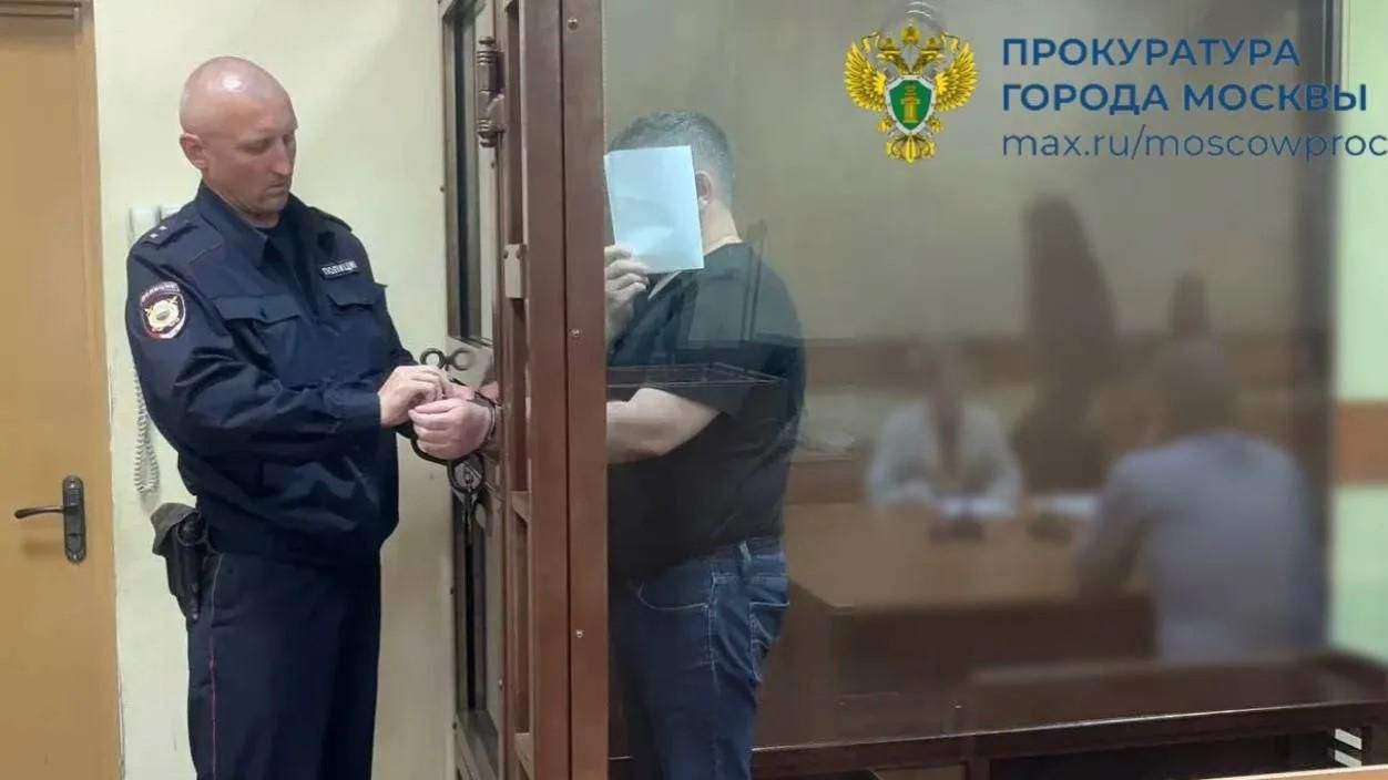 Мужчина, выманивший у женщины деньги под предлогом лечения ее ребенка в Москве - РИА Новости, 1920, 27.07.2026