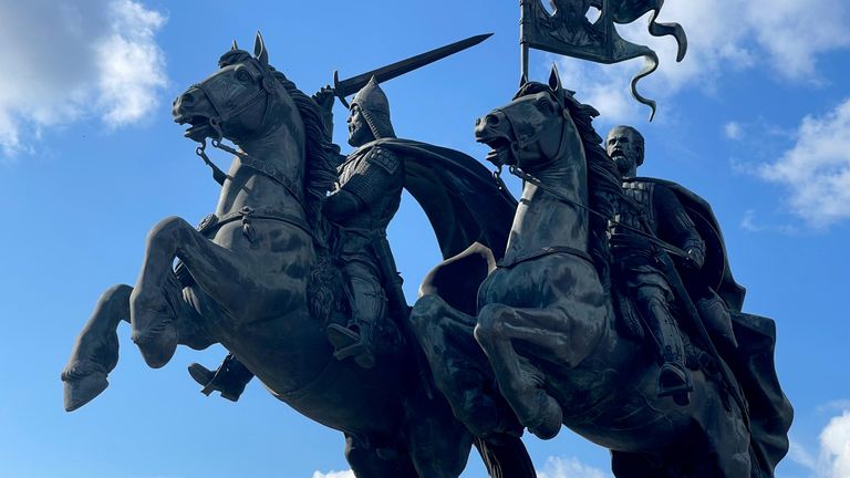 Памятник Героям Куликовской битвы, защитникам земли русской князю Московскому Дмитрию Донскому и князю Серпуховскому Владимиру Храброму в Серпухове Памятник Героям Куликовской битвы, защитникам земли русской князю Московскому Дмитрию Донскому и князю Серпуховскому Владимиру Храброму в Серпухове