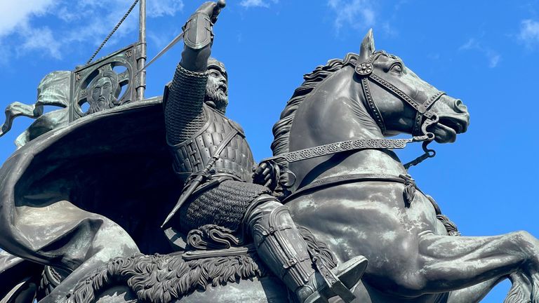 Памятник Героям Куликовской битвы, защитникам земли русской князю Московскому Дмитрию Донскому и князю Серпуховскому Владимиру Храброму в Серпухове Памятник Героям Куликовской битвы, защитникам земли русской князю Московскому Дмитрию Донскому и князю Серпуховскому Владимиру Храброму в Серпухове