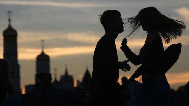 Молодые люди в парке Зарядье в Москве