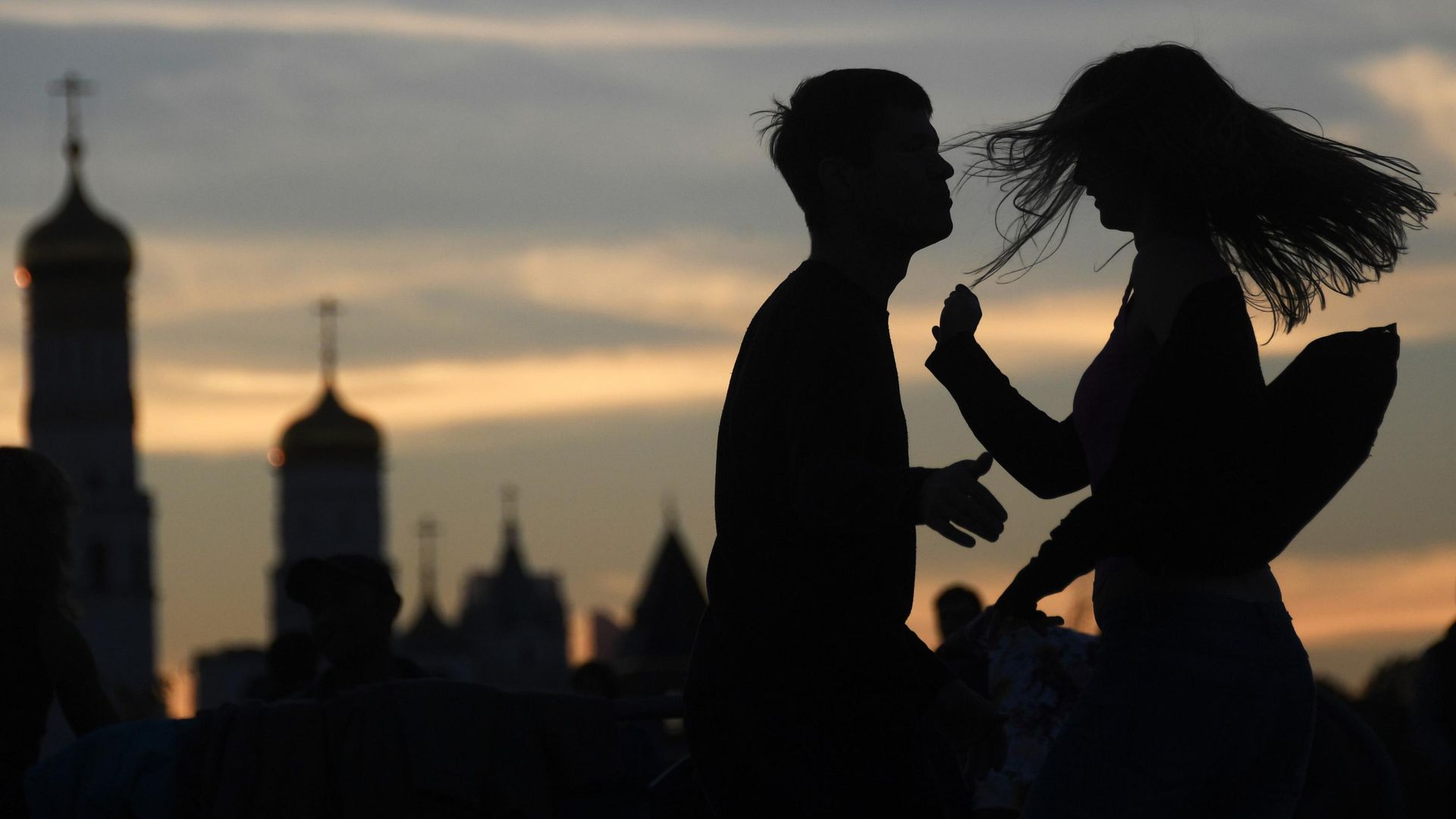 Молодые люди в парке Зарядье в Москве Молодые люди в парке Зарядье в Москве - РИА Новости, 1920, 26.08.2026