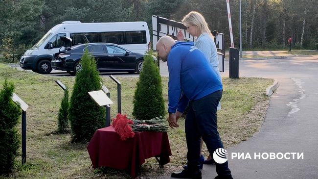 Захарова возложила цветы в память о погибших на СВО активистах МГЕР
