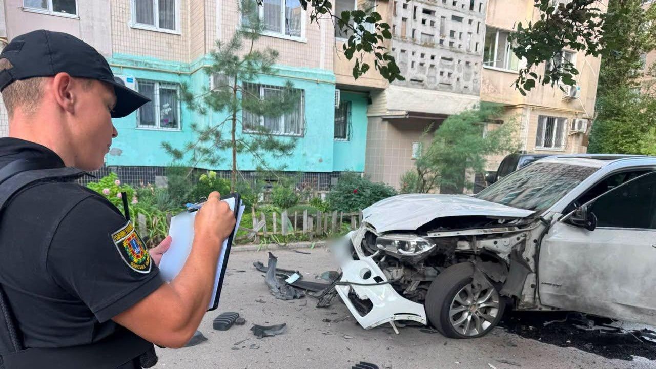 Сотрудник полиции на месте подрыва автомобиля BMW X5 в Одессе, Украина Сотрудник полиции на месте подрыва автомобиля BMW X5 в Одессе, Украина - РИА Новости, 1920, 28.07.2026