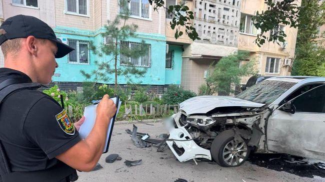 Сотрудник полиции на месте подрыва автомобиля BMW X5 в Одессе, Украина