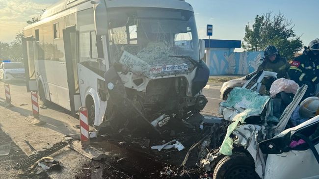 Последствия ДТП с участием рейсового автобуса Паз Вектор и автомобиля Lada Granta в Крыму