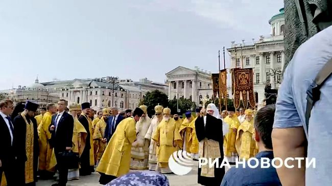 Крестный ход у памятника святому князю Владимиру на Боровицкой площади в Москве Крестный ход у памятника святому князю Владимиру на Боровицкой площади в Москве