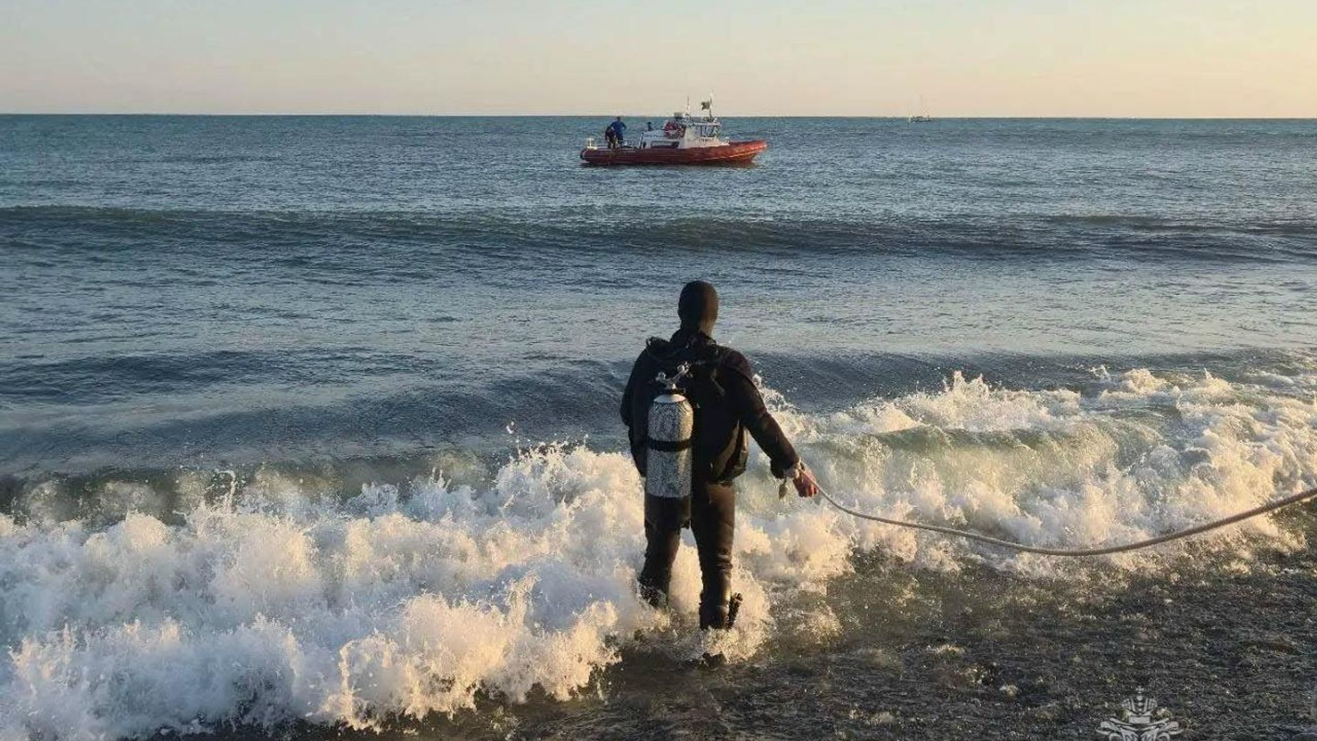 Сотрудники МЧС ведут поиск туриста, которого смыло течением горной реки в море в Сочи - РИА Новости, 1920, 28.07.2026