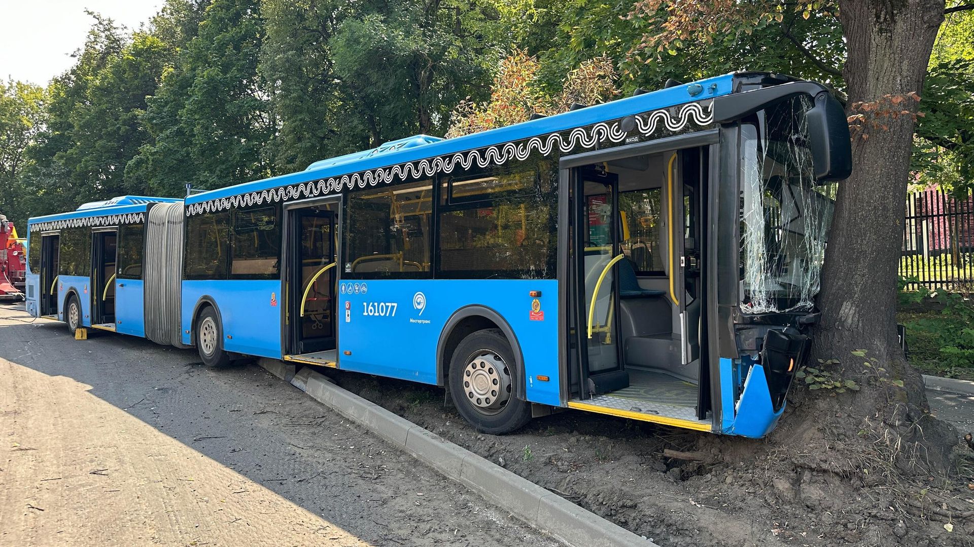 Последствия столкновения автобуса с деревом на юге Москвы Последствия столкновения автобуса с деревом на юге Москвы - РИА Новости, 1920, 28.07.2026