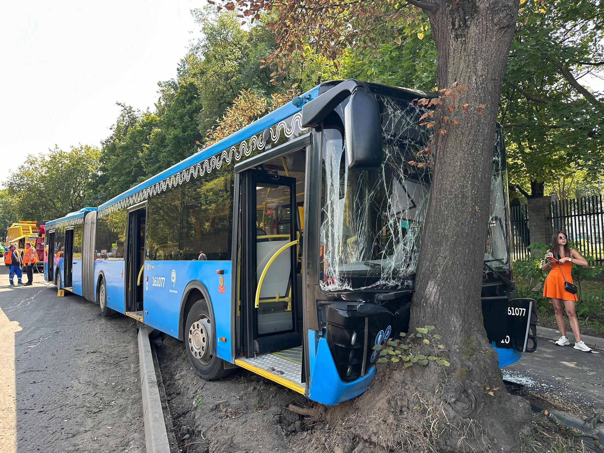Последствия столкновения автобуса с деревом на юге Москвы Последствия столкновения автобуса с деревом на юге Москвы - РИА Новости, 1920, 28.07.2026