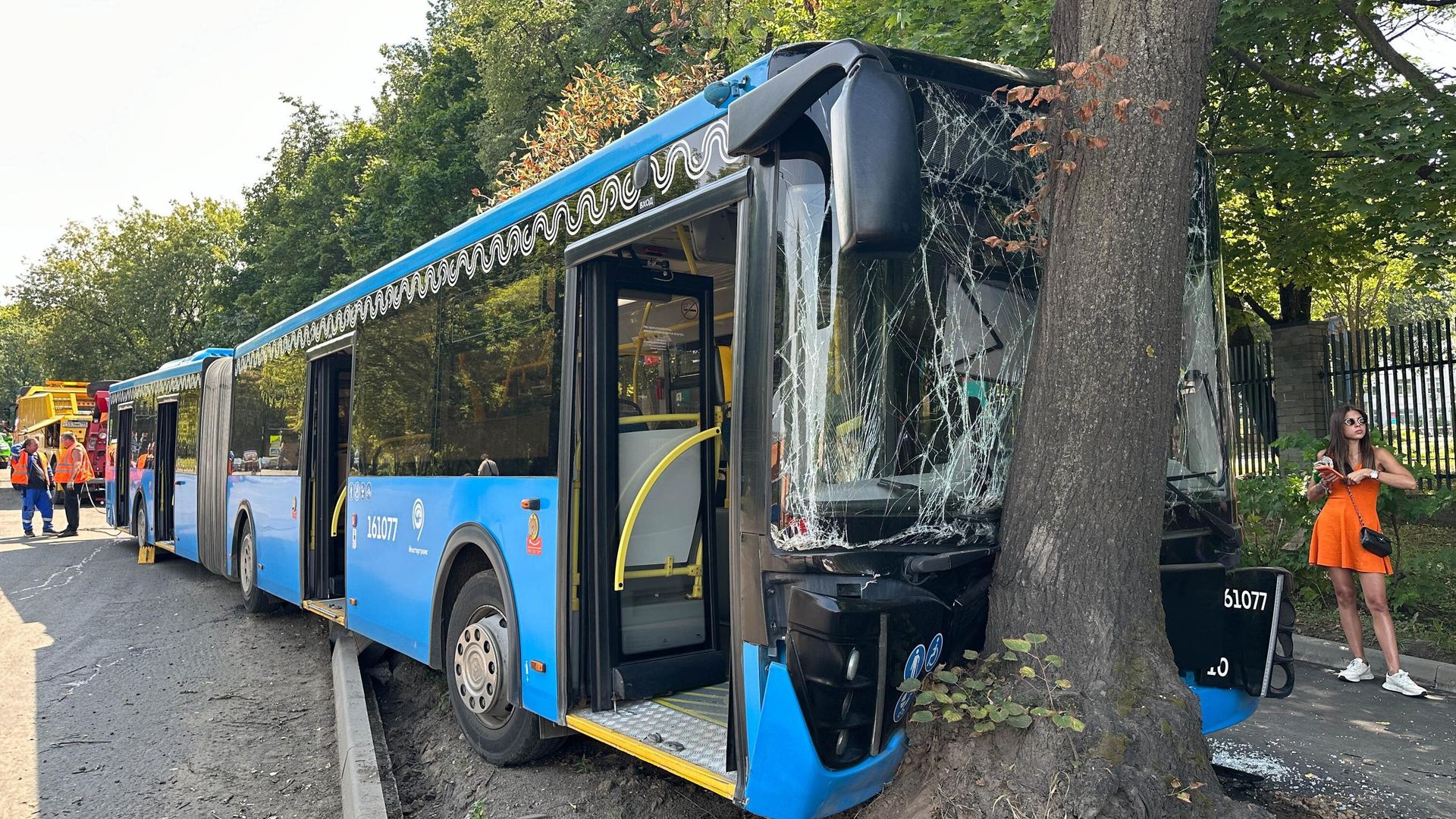 Последствия столкновения автобуса с деревом на юге Москвы Последствия столкновения автобуса с деревом на юге Москвы - РИА Новости, 1920, 28.07.2026