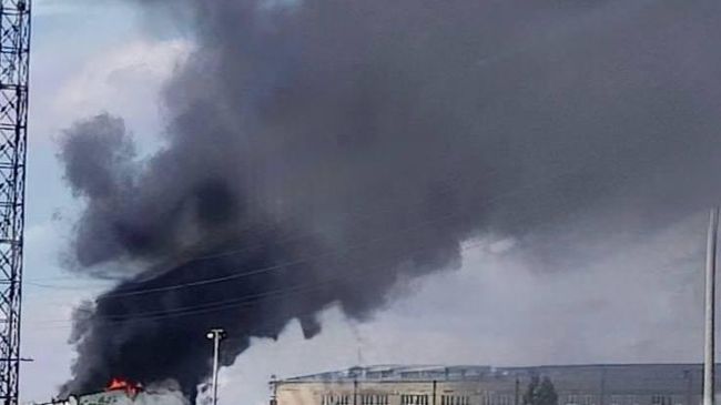 Дым на месте взрыва в Николаеве