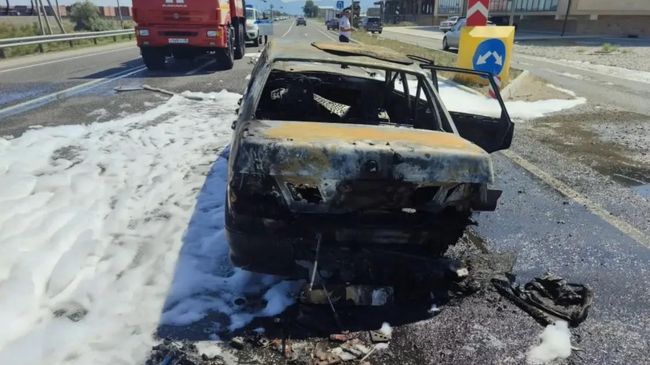 Автомобиль, сгоревший после хлопка газовоздушной смеси в Дагестане