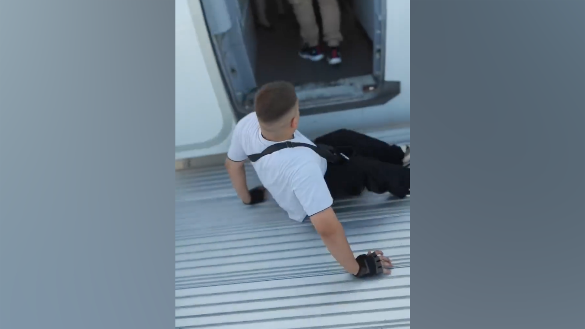 Мужчина поднимается по трапу самолета в Екатеринбурге Мужчина поднимается по трапу самолета в Екатеринбурге - РИА Новости, 1920, 28.07.2026