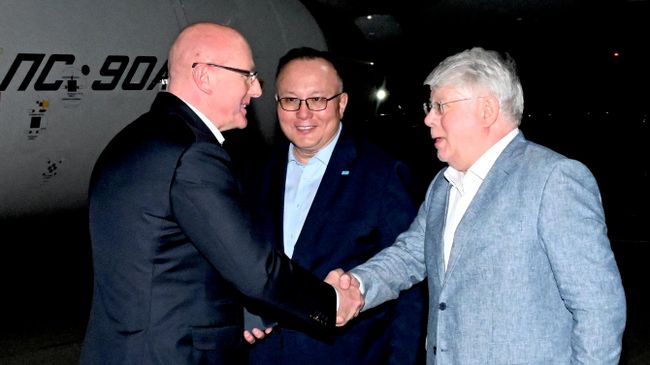 Заместитель председателя правительства РФ Дмитрий Чернышенко, помощник президента Республики Казахстан Куанышбек Есекеев и посол РФ в Казахстане Алексей Бородавкин во время встречи в аэропорту в Астане