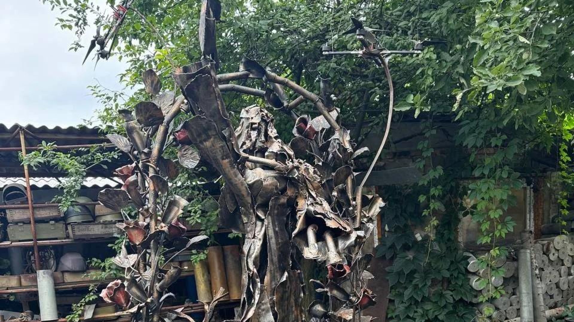 Кузнец из Донецка создал памятник из снарядов, посвященный трагедии в Старобельске - РИА Новости, 1920, 29.07.2026