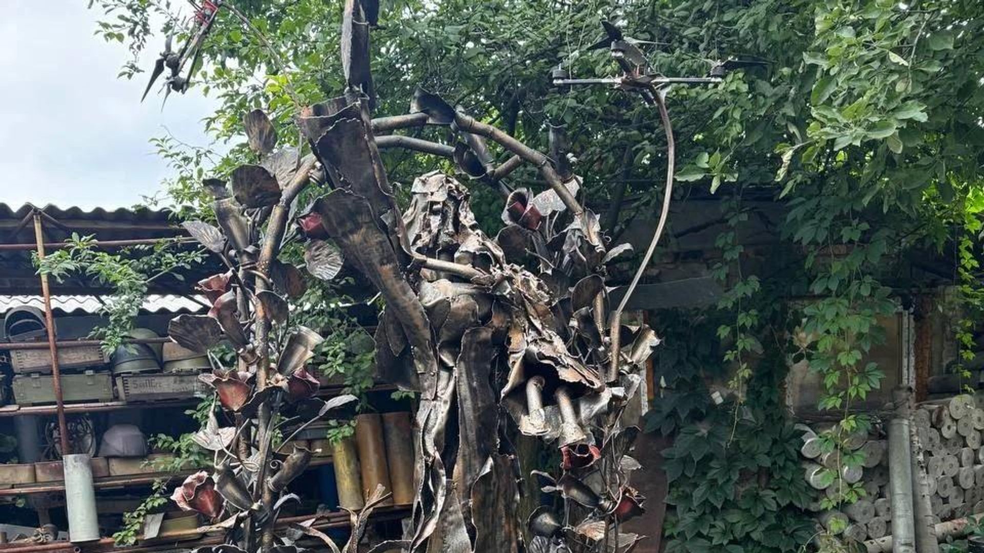 Кузнец из Донецка создал памятник из снарядов, посвященный трагедии в Старобельске Кузнец из Донецка создал памятник из снарядов, посвященный трагедии в Старобельске - РИА Новости, 1920, 29.07.2026