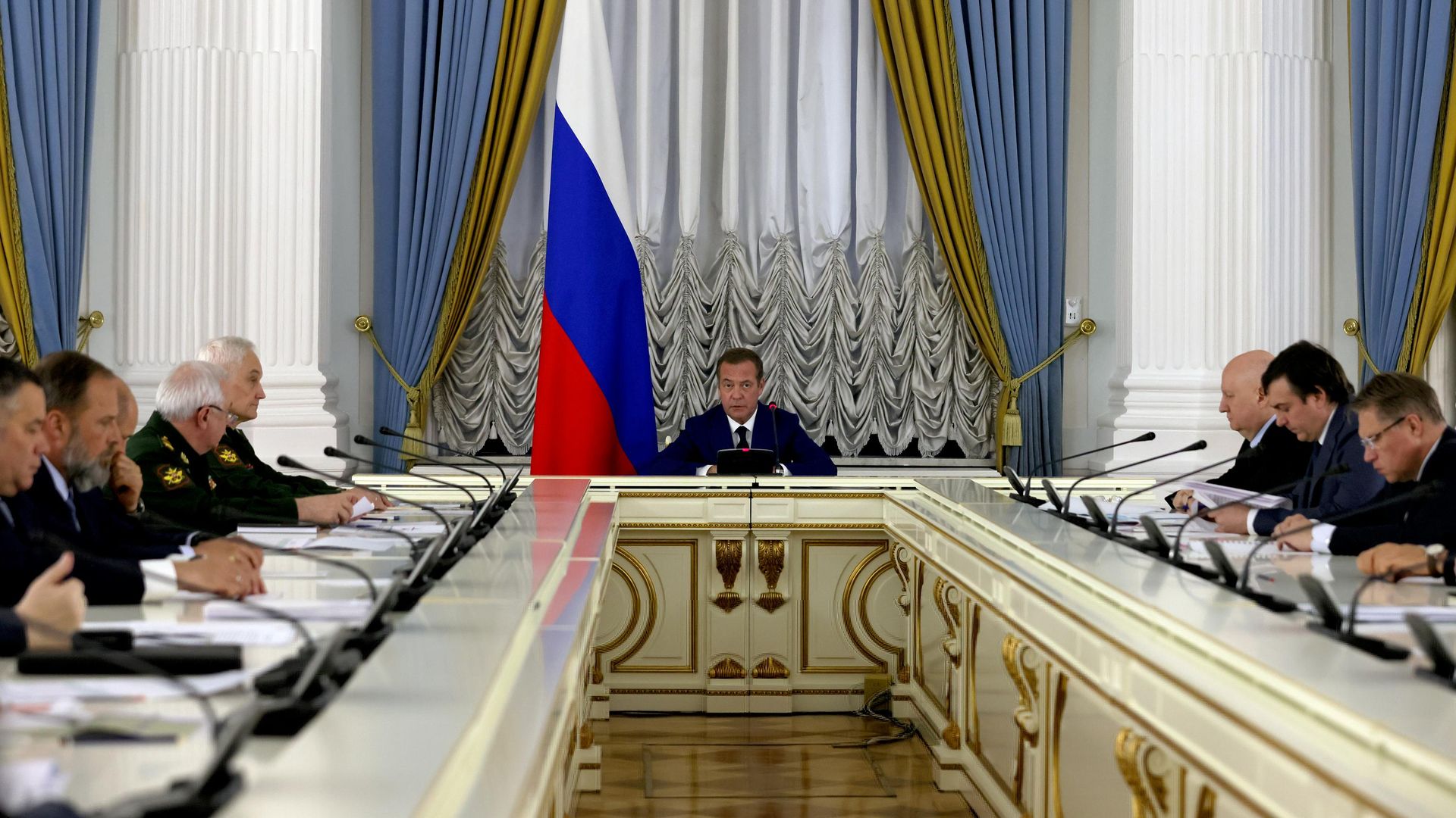 Заместитель председателя Совета безопасности РФ Дмитрий Медведев проводит заседание межведомственной комиссии СБ РФ по комплектованию Вооруженных сил РФ военнослужащими по контракту. 28 июля 2026 Заместитель председателя Совета безопасности РФ Дмитрий Медведев проводит заседание межведомственной комиссии СБ РФ по комплектованию Вооруженных сил РФ военнослужащими по контракту. 28 июля 2026 - РИА Новости, 1920, 28.07.2026