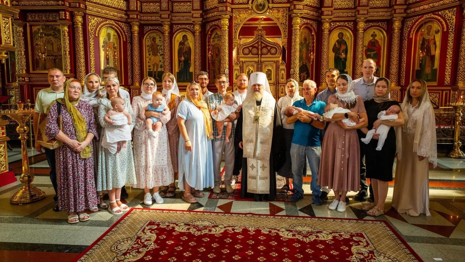 Митрополит Ханты-Мансийский и Сургутский Павел в День крещения Руси окрестил детей из многодетных семей - РИА Новости, 1920, 29.07.2026