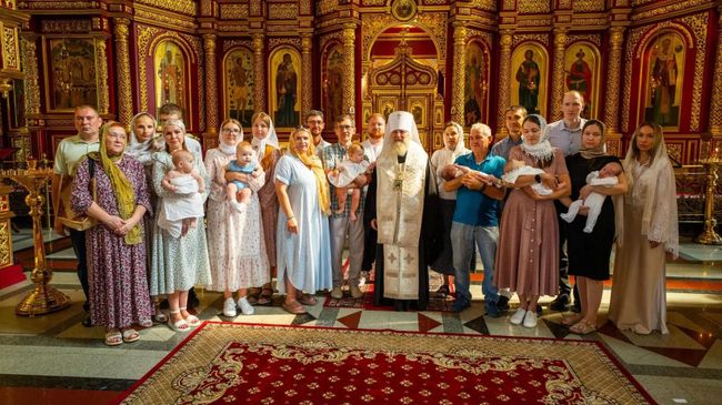 Митрополит Ханты-Мансийский и Сургутский Павел в День крещения Руси окрестил детей из многодетных семей
