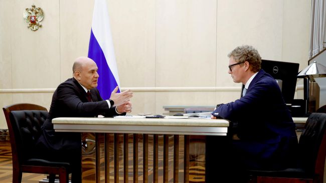 Председатель правительства РФ Михаил Мишустин и руководитель Федеральной налоговой службы  Даниил Егоров во время встречи в Доме Правительства в Москве