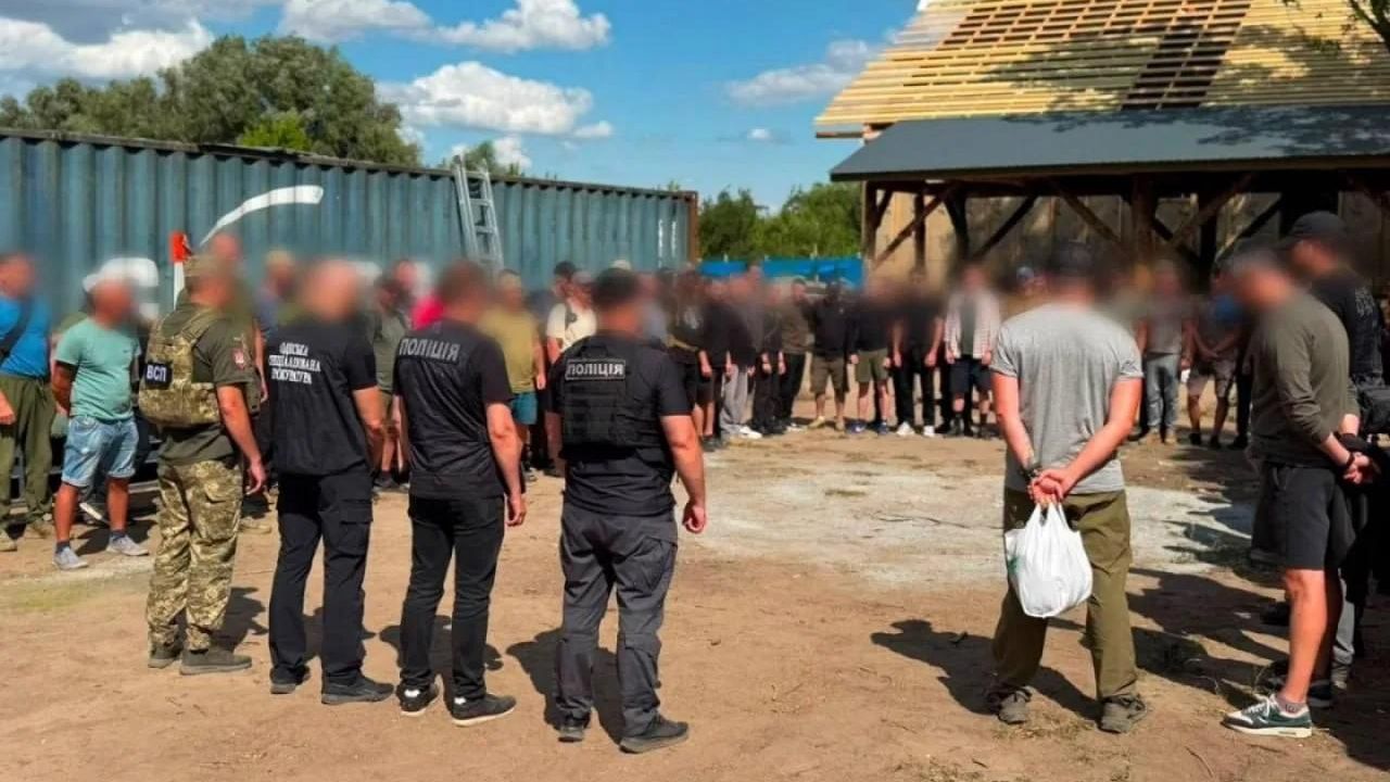 Военнослужащие ВСУ строили дом командиру воинской части Военнослужащие ВСУ строили дом командиру воинской части - РИА Новости, 1920, 29.07.2026