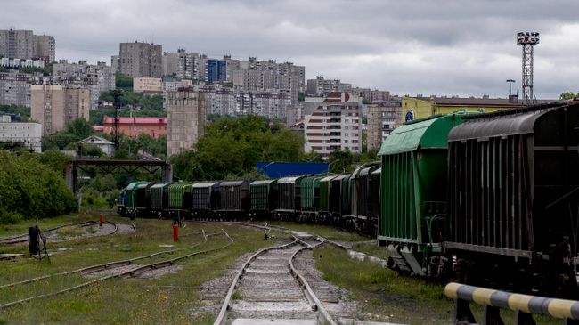 Товарный состав на железнодорожных путях