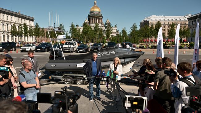 Основатель АФК Система Владимир Евтушенков и председатель Центральной избирательной комиссии Элла Памфилова на презентации безэкипажного катера для доставки документов на выборах в Госдуму РФ. 30 июля 2026
