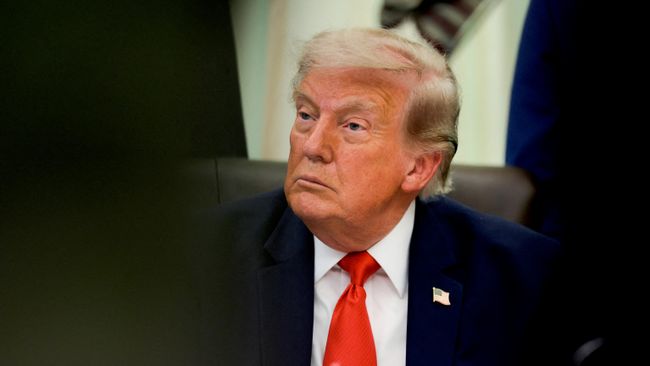 Президент США Дональд Трамп общается с журналистами в Овальном кабинете Белого дома. 29 июля 2026