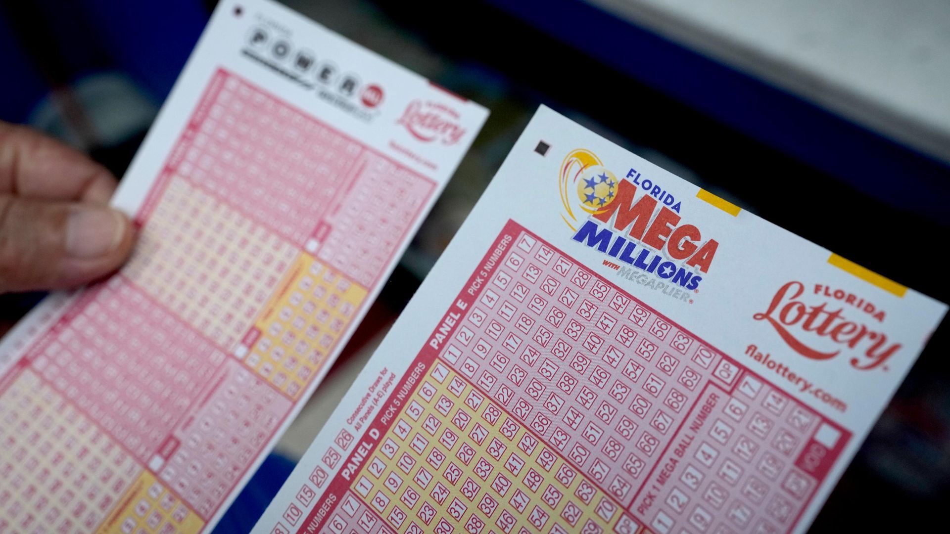 Мужчина держит лотерейный билет Mega Millions Мужчина держит лотерейный билет Mega Millions - РИА Новости, 1920, 30.07.2026
