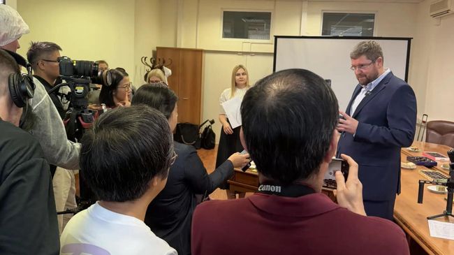 Пресс-подход к начальнику управления холдинга Объединенные кондитеры