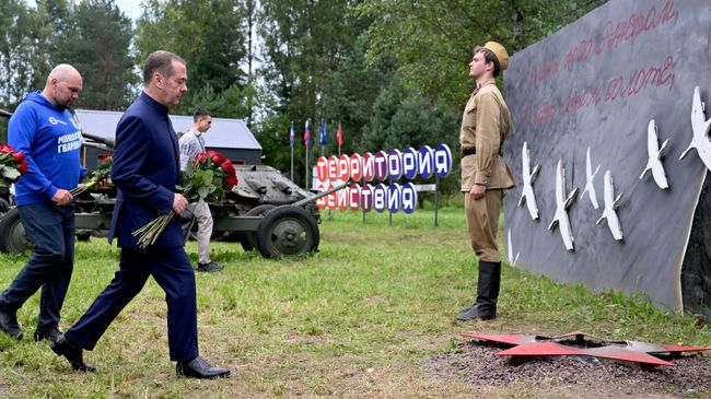 Дмитрий Медведев возлагает цветы к Памятному огню в честь воинов, погибших в годы Великой Отечественной войны, в Ржевском округе Тверской области. 30 июля 2026